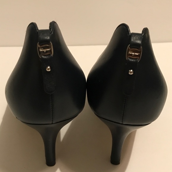 Never Worn Ferragamo Navy Blue Leather Pumps 7 - Picture 3 of 4